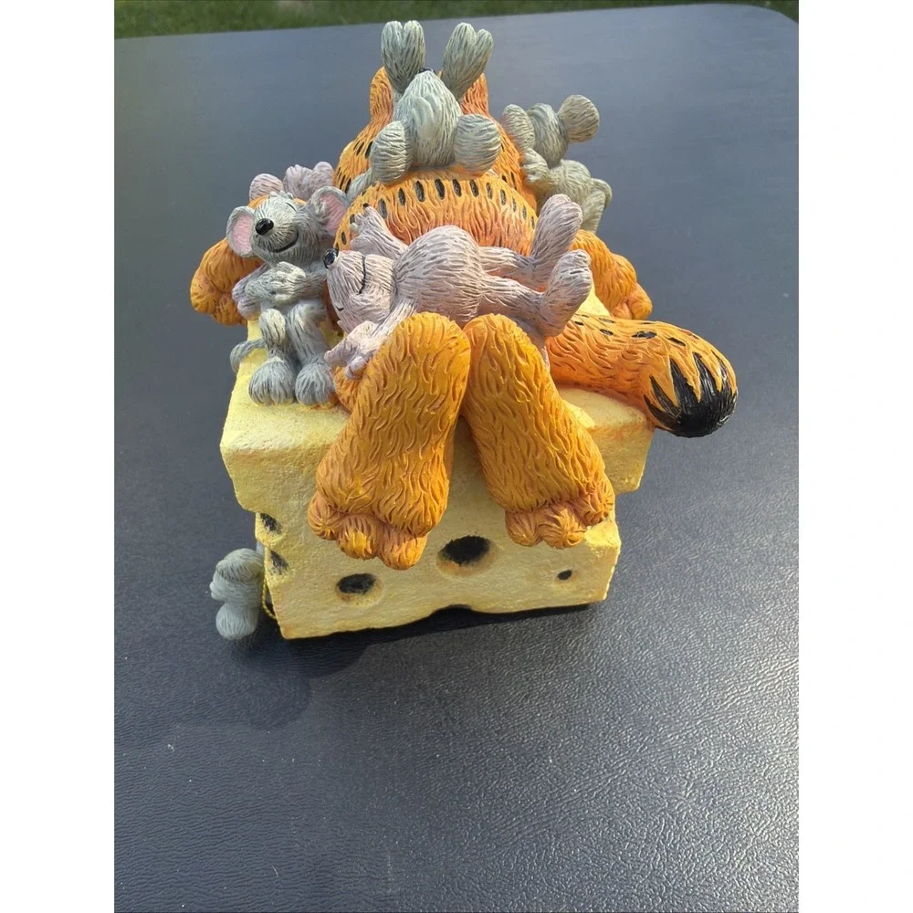 RARE Westland 2349 Paws Garfield Cat Sitting On Top Of The World Music Box Works